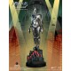 Estátua prateada Metropolis Maschinenmensch em base detalhada
