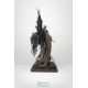Estatua de Pontiff Sulyvahn de Dark Souls con luz en poliresina