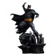 Estatua Batman Black and Gray Edition sobre gárgola