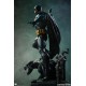 Estatua Batman Black and Gray Edition sobre gárgola