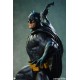 Estatua Batman Black and Gray Edition sobre gárgola