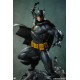 Estatua Batman Black and Gray Edition sobre gárgola