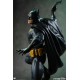 Estatua Batman Black and Gray Edition sobre gárgola