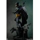 Estatua Batman Black and Gray Edition sobre gárgola