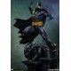 Estatua Batman Black and Gray Edition sobre gárgola