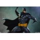 Estatua Batman Black and Gray Edition sobre gárgola