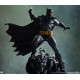 Estatua Batman Black and Gray Edition sobre gárgola