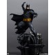 Estatua Batman Black and Gray Edition sobre gárgola