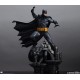 Estatua Batman Black and Gray Edition sobre gárgola