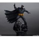 Estatua Batman Black and Gray Edition sobre gárgola