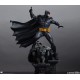 Estatua Batman Black and Gray Edition sobre gárgola