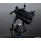 Estatua Batman Black and Gray Edition sobre gárgola