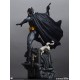 Estatua Batman Black and Gray Edition sobre gárgola