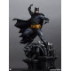 Estatua Batman Black and Gray Edition sobre gárgola