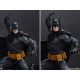 Estatua Batman Black and Gray Edition sobre gárgola