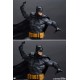 Estatua Batman Black and Gray Edition sobre gárgola