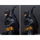 Estatua Batman Black and Gray Edition sobre gárgola