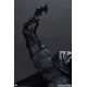 Estatua Batman Black and Gray Edition sobre gárgola