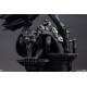Estatua Batman Black and Gray Edition sobre gárgola