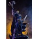Estátua Skeletor de 63 cm com bastão e espada