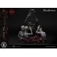 Estátua Bloodborne The Doll com detalhes e função de iluminação.