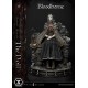 Estátua Bloodborne The Doll com detalhes e função de iluminação.
