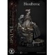 Estátua Bloodborne The Doll com detalhes e função de iluminação.
