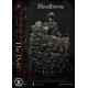 Estátua Bloodborne The Doll com detalhes e função de iluminação.