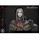 Estátua Bloodborne The Doll com detalhes e função de iluminação.
