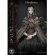 Estátua Bloodborne The Doll com detalhes e função de iluminação.