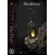 Estátua Bloodborne The Doll com detalhes e função de iluminação.