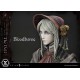 Estátua Bloodborne The Doll com detalhes e função de iluminação.