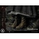 Estátua Bloodborne The Doll com detalhes e função de iluminação.