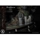 Estátua Bloodborne The Doll com detalhes e função de iluminação.