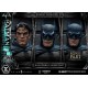 Estátua do Batman em trono tático com monitores LED