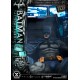Estátua do Batman em trono tático com monitores LED
