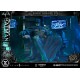 Estátua do Batman em trono tático com monitores LED