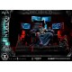 Estátua do Batman em trono tático com monitores LED