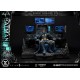 Estátua do Batman em trono tático com monitores LED