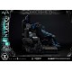 Estátua do Batman em trono tático com monitores LED