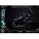 Estátua do Batman em trono tático com monitores LED