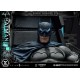 Estátua do Batman em trono tático com monitores LED