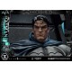 Estátua do Batman em trono tático com monitores LED