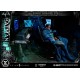 Estátua do Batman em trono tático com monitores LED
