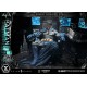 Estátua do Batman em trono tático com monitores LED