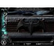 Estátua do Batman em trono tático com monitores LED