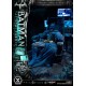 Estátua do Batman em trono tático com monitores LED