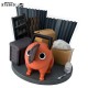 Figura de Pochita de Chainsaw Man com fundo industrial