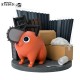 Figura de Pochita de Chainsaw Man com fundo industrial