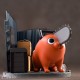Figura de Pochita de Chainsaw Man con fondo industrial